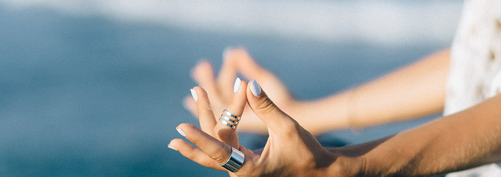 Hände einer Frau, die gerade meditiert
