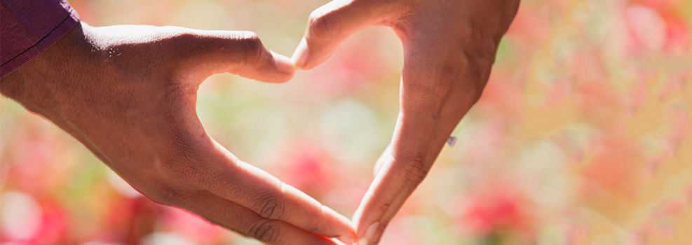 Zum Herz geformte Hand als Zeichen der Kraft der Liebe